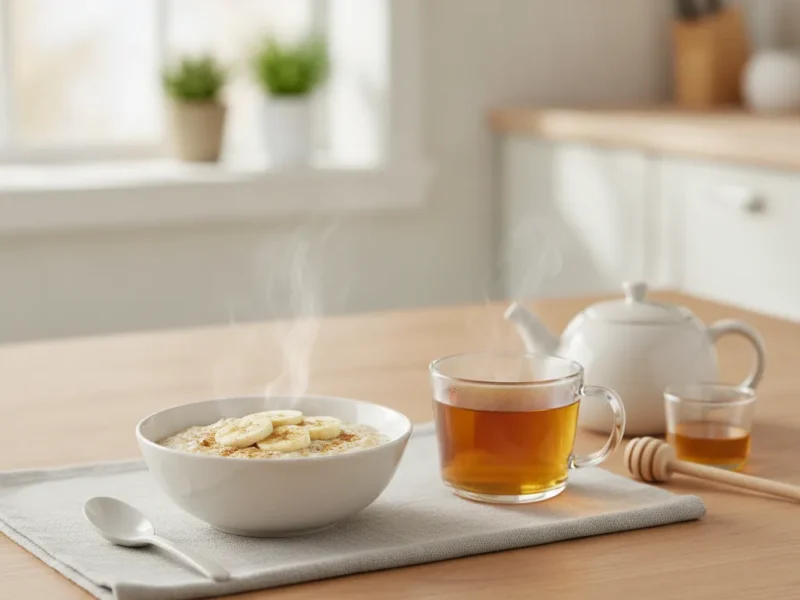 Refluxfreundliches Frühstück mit Haferflocken, Banane und Kräutertee auf einem hellen Küchentisch.