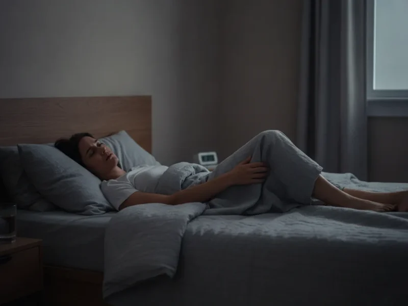 Eine Person liegt nachts in einem dunklen Schlafzimmer und greift zum unruhigen Unterschenkel.