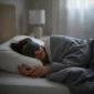 Schlafende Person mit dunkler Schlafmaske in einem ruhigen, abgedunkelten Schlafzimmer.