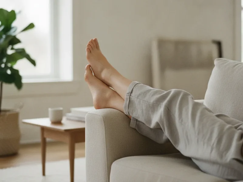 Entspannte Beine einer Person, die zur Entlastung leicht erhöht auf dem Sofa gelagert sind.