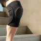 Person steigt mit Kniebandage eine Treppe hinauf