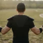 Sportlerin mit Schulterbandage beim Training im Freien